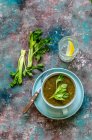 Sopa dietética de aipo, talo de aipo fresco e um copo de água e uma fatia de limão — Fotografia de Stock
