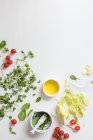 Ingredienti per insalata su una superficie bianca — Foto stock