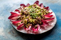 Insalata di lenticchie con avocado e coriandolo sul piatto — Foto stock
