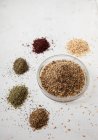 Mistura de especiarias Zaatar em uma tigela ao lado de seus ingredientes — Fotografia de Stock