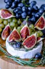 Camembert de queijo com figos, mel, uvas e ervas aromáticas — Fotografia de Stock
