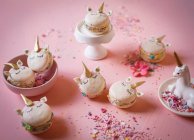 Macarons unicórnio com polvilhas sobre fundo rosa — Fotografia de Stock