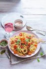 Pasta mit Basilikum-Pesto, ofengetrockneten Tomaten und Knoblauch — Stockfoto