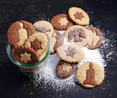 Biscoitos em preto e branco com açúcar de confeiteiro para o Natal — Fotografia de Stock