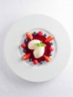Weiße Schokoladenmousse mit Beerensauce, frischen Erdbeeren und Blaubeeren — Stockfoto