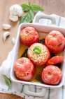 Свежие баклажаны с помидорами, базиликом и сыром — стоковое фото