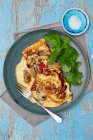 Champignons und Paprika-Omelette mit Basilikumblättern auf Teller — Stockfoto