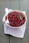 Repolho roxo refogado com soja e cranberries (vegetariano) — Fotografia de Stock