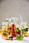 Detox fruta infundida água aromatizada — Fotografia de Stock