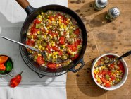 Южный суккоташ Окры, спелые помидоры, свежевырезанные зерна кукурузы и Habanero Chile — стоковое фото