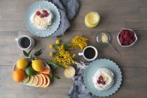 Гнезда безе с лимонным творогом, цитрусовыми и малиной — стоковое фото
