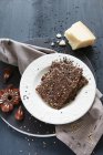 Gluten-free linseed bread with black and white sesame seeds and parmesan cheese — Stock Photo