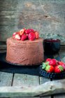 Um bolo de chocolate com morangos — Fotografia de Stock