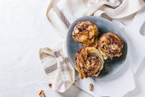Filo pastry dough with chocolate nutella cream and walnuts on gray plate — Foto stock