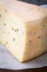 Гірський сир на папері, крупним планом — стокове фото