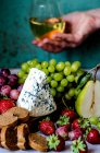 Queijo, uvas, nozes, vinho, azul e branco, rústico, comida, — Fotografia de Stock