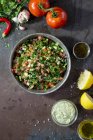 Зелений і червоний соус чилі і свіжі трави. здорове вегетаріанське харчування, вегетаріанська страва. традиційні мексиканські страви . — стокове фото