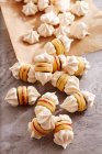 Biscuits meringue aux bases sablées, tartinade au chocolat et groseilles rouges — Photo de stock