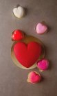 Un romántico pastel de mousse en forma de corazón para el Día de San Valentín - foto de stock
