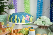 Торт с кокосовым кремом и зефир для морской тематической вечеринки — стоковое фото