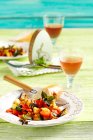 Теплий салат з баклажанами з перцем, помідорами, кабачками та бубликами на Великдень — стокове фото