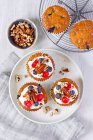 Muffin ai mirtilli e noci pecan con ciliegia bianca — Foto stock
