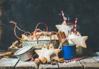 Різдвяні прикраси на свято, пряники на столі — стокове фото
