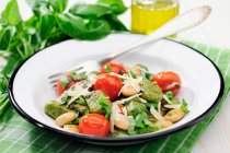 Gnocchis de basilic aux haricots blancs, tomates et vinaigre balsamique — Photo de stock