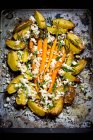 Bratpfanne mit Karotten, Feta und Knoblauch — Stockfoto