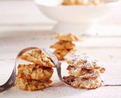 Oat biscuits with powdered sugar and ribbon — Photo de stock