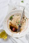 Залишки полуничного салату з оливковою олією, бальзамічним і базиліком — стокове фото