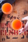 Коктейли обезьяньих желез джин, апельсиновый сок, гренадин и абсент — стоковое фото