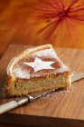 Un pedazo de pastel de manzana horneado para Navidad - foto de stock