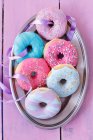 Beignets avec glaçage aux couleurs vives et saupoudres de sucre — Photo de stock