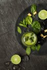 Smoothie verde com abacaxi, hortelã e limão — Fotografia de Stock