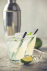 Освіжаючі літні алкогольні коктейлі Маргарита з подрібненим льодом та цитрусовими — стокове фото