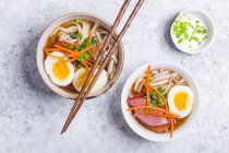 Tigelas de sopa de ramen com ovo e carne (Japão) — Fotografia de Stock