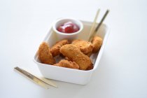Pepite di pollo e ketchup in contenitore da asporto — Foto stock