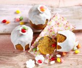 Mini carrot and poppyseed cakes made in jars with icing for Easter — Foto stock
