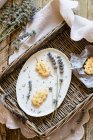 Kekse mit Nüssen und getrockneten Lavendelblüten — Stockfoto