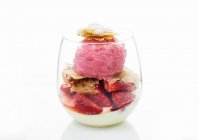 A strawberry ice cream sundae in a glass with flaky pastry — Stock Photo
