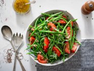 Gros plan sur la délicieuse salade de haricots à cordes et tomates — Photo de stock