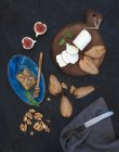Жареные груши, козлиный сыр, инжир, мед и грецкие орехи — стоковое фото