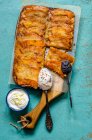 Karamellisierter Kürbiskuchen mit Mozzarella, Schlagsahne und Puderzucker — Stockfoto