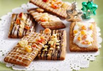 Fruity gingerbread cookies with chritmas decorations — Fotografia de Stock