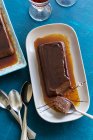 Chocolate and caramel flans - foto de stock
