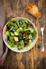 Salade verte mixte avec avocat, groseilles rouges et fleurs de bourrache — Photo de stock