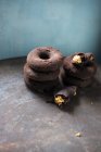 Веганські шоколадні пончики, наповнені арахісовим маслом — стокове фото