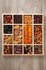 Verschiedene Trockenfrüchte und Nüsse in einem Koffer — Stockfoto