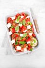 Rohes Gemüse Pfanne bereit für den Ofen Tomaten Paprika Auberginen Feta-Käse und aromatische Kräuter — Stockfoto